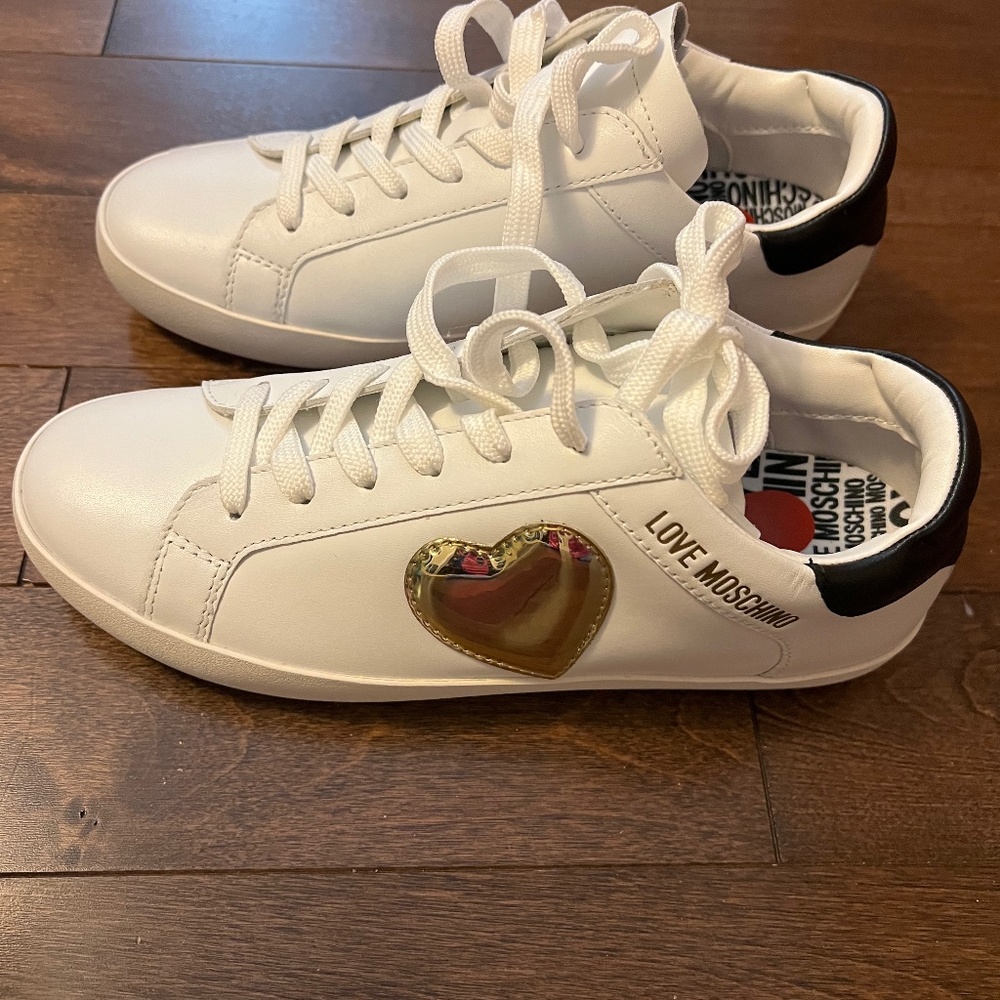 Love Moschino sneaker NWOT
